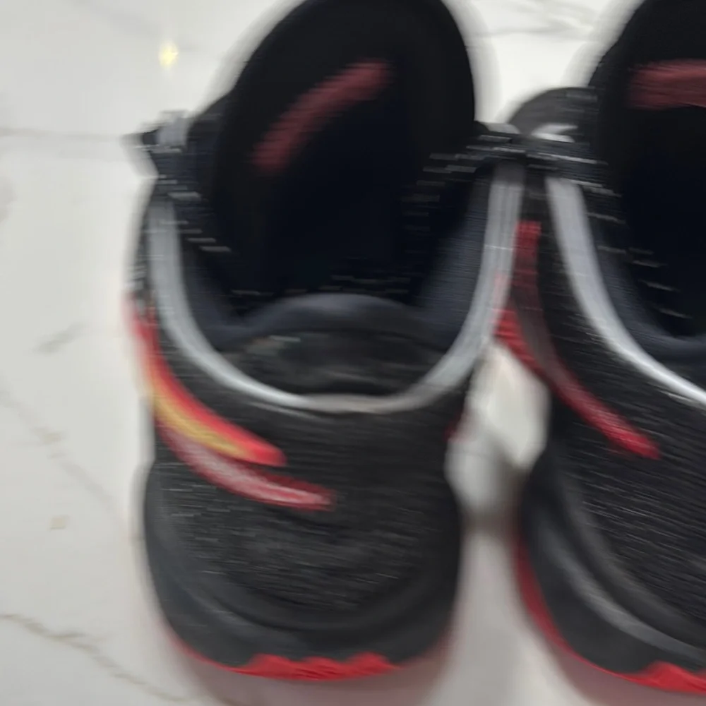 Nike Black and Gold Athletic Shoes with Sleek Design